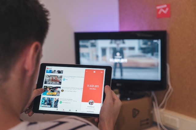 Un creator prepara un video per il suo canale